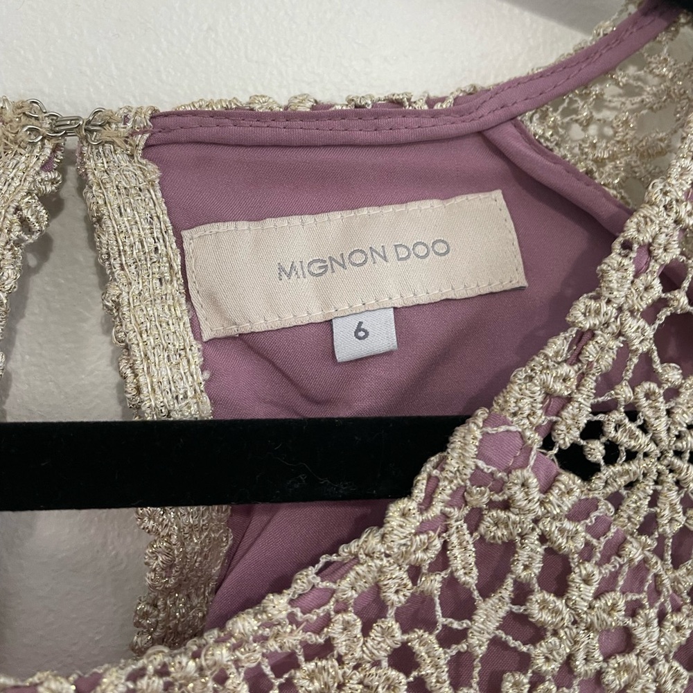 MIGNON DOO Anthropologie Lace Overlay Sheath Dress | Light Purple & Gold, Size 6 - Picture 9 of 13